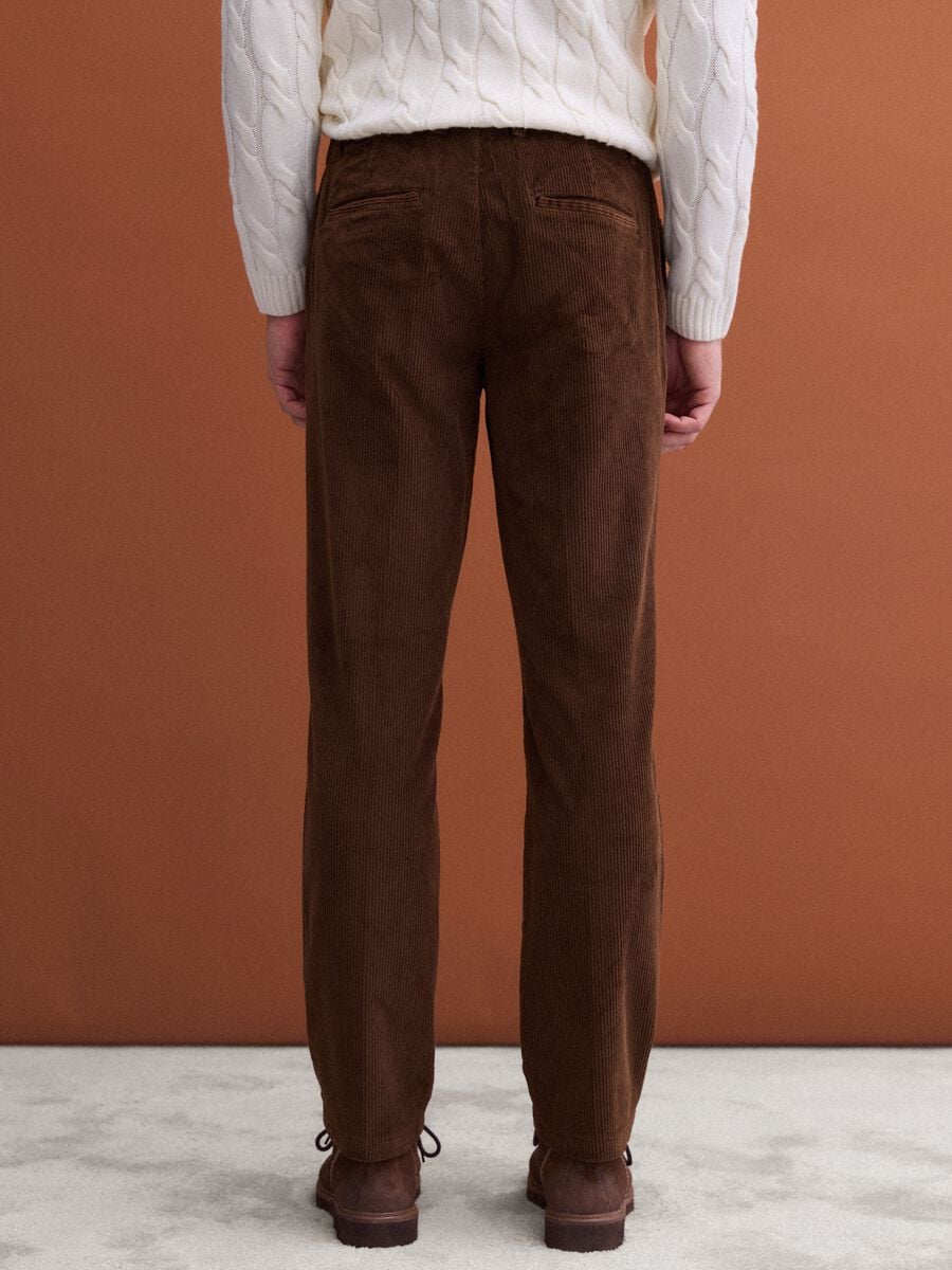 Pantaloni chino marroni in cotone elasticizzato a coste regular fit_2