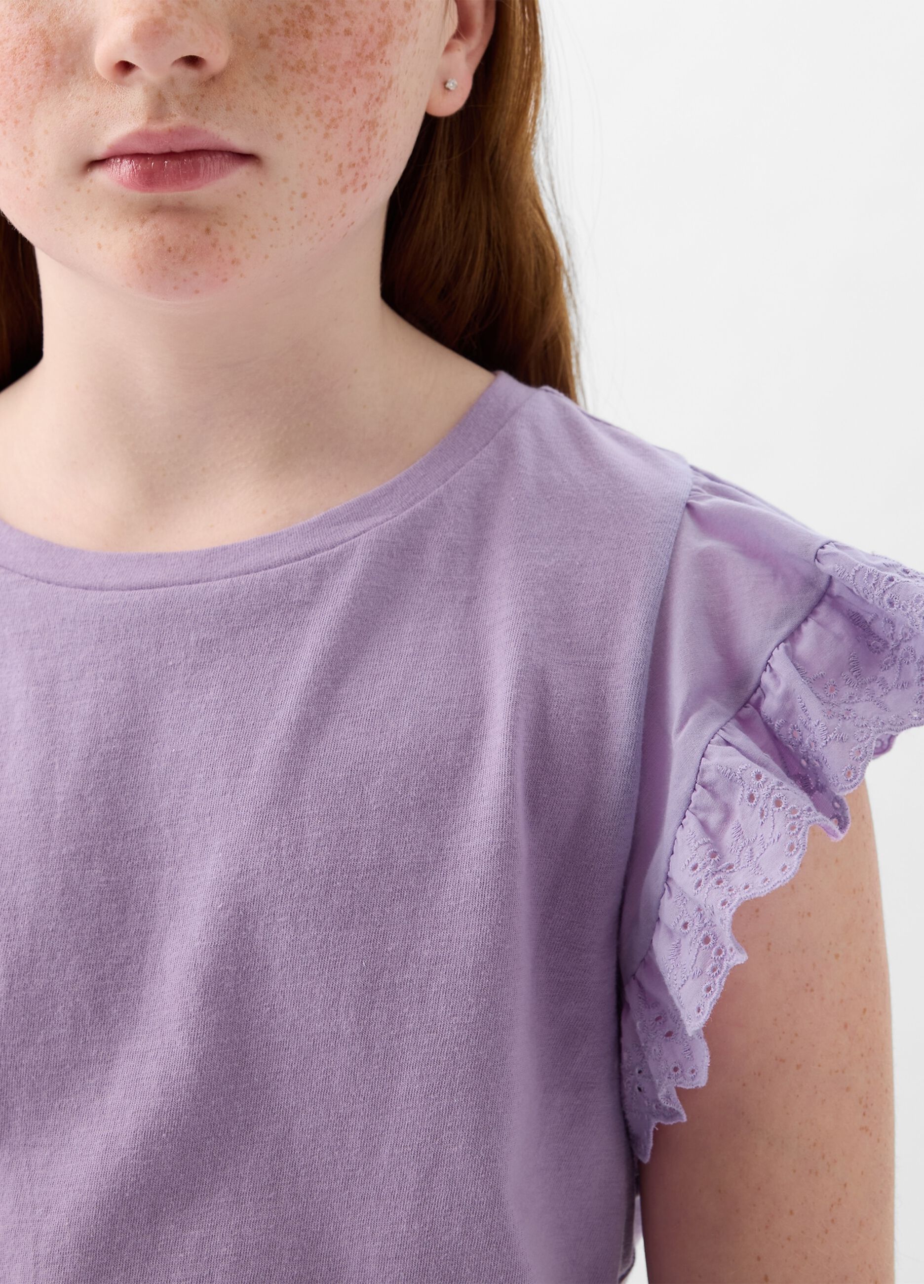 T-shirt in cotone con volant sangallo