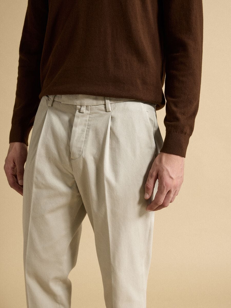 Grey regular-fit stretch cotton chino trousers_4