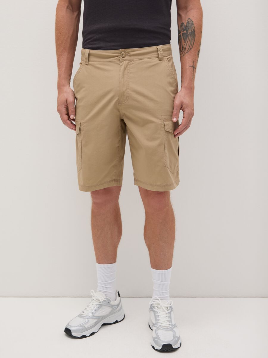 Bermuda da uomo in puro cotone beige regular fit con tasche cargo_1