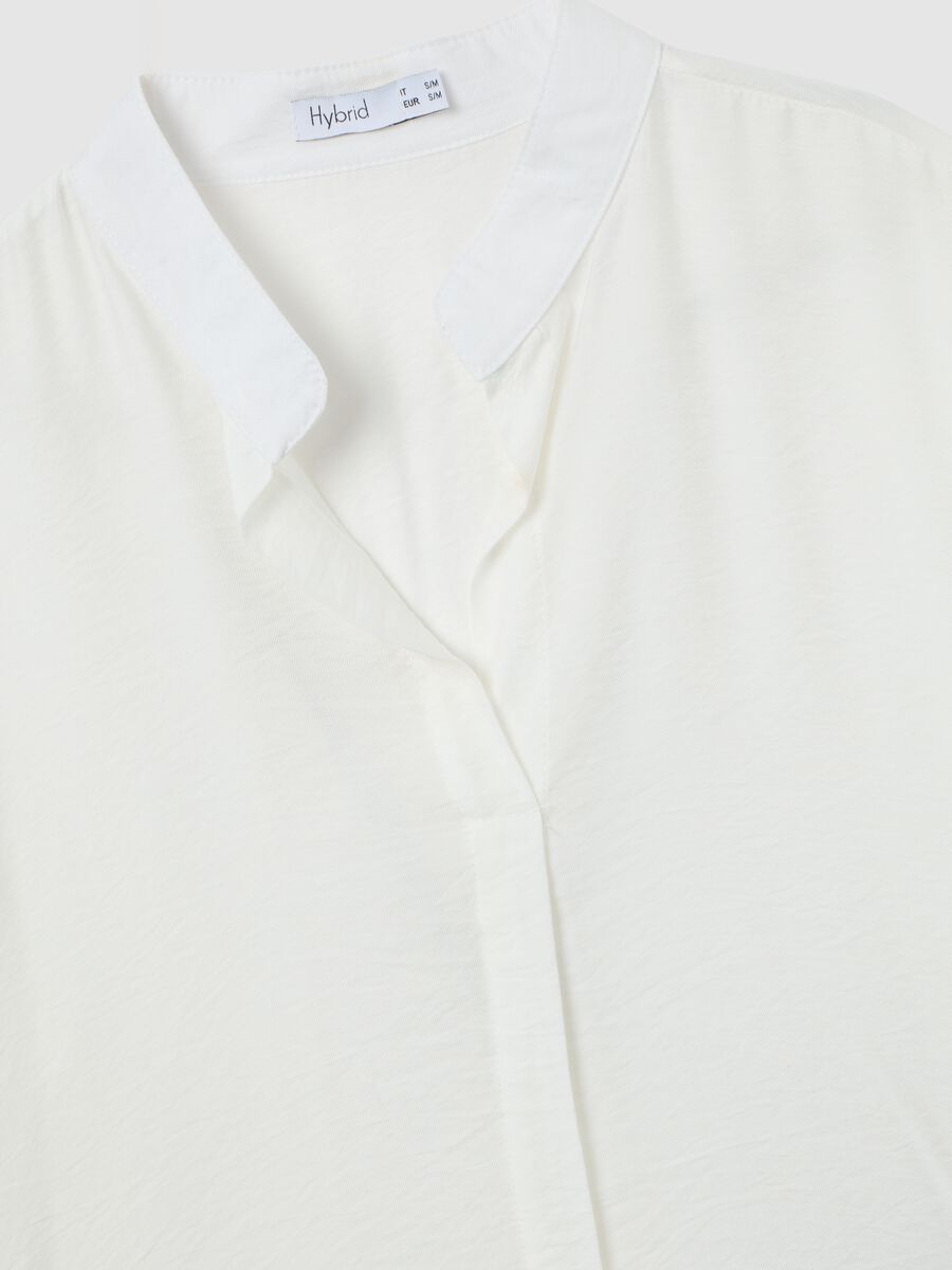 White blouse with V-neck and wide sleeves_1