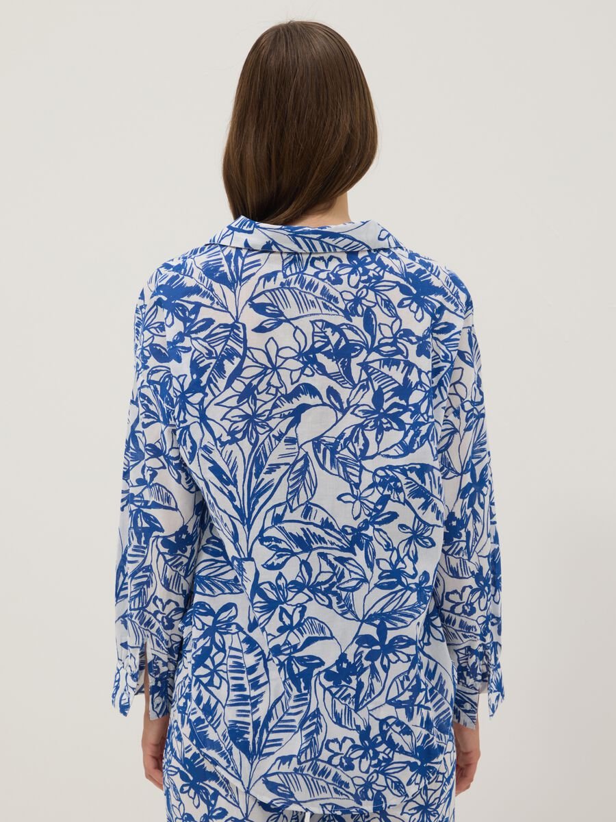 Caftano blu e bianco in cotone organico con stampa tropicale_3