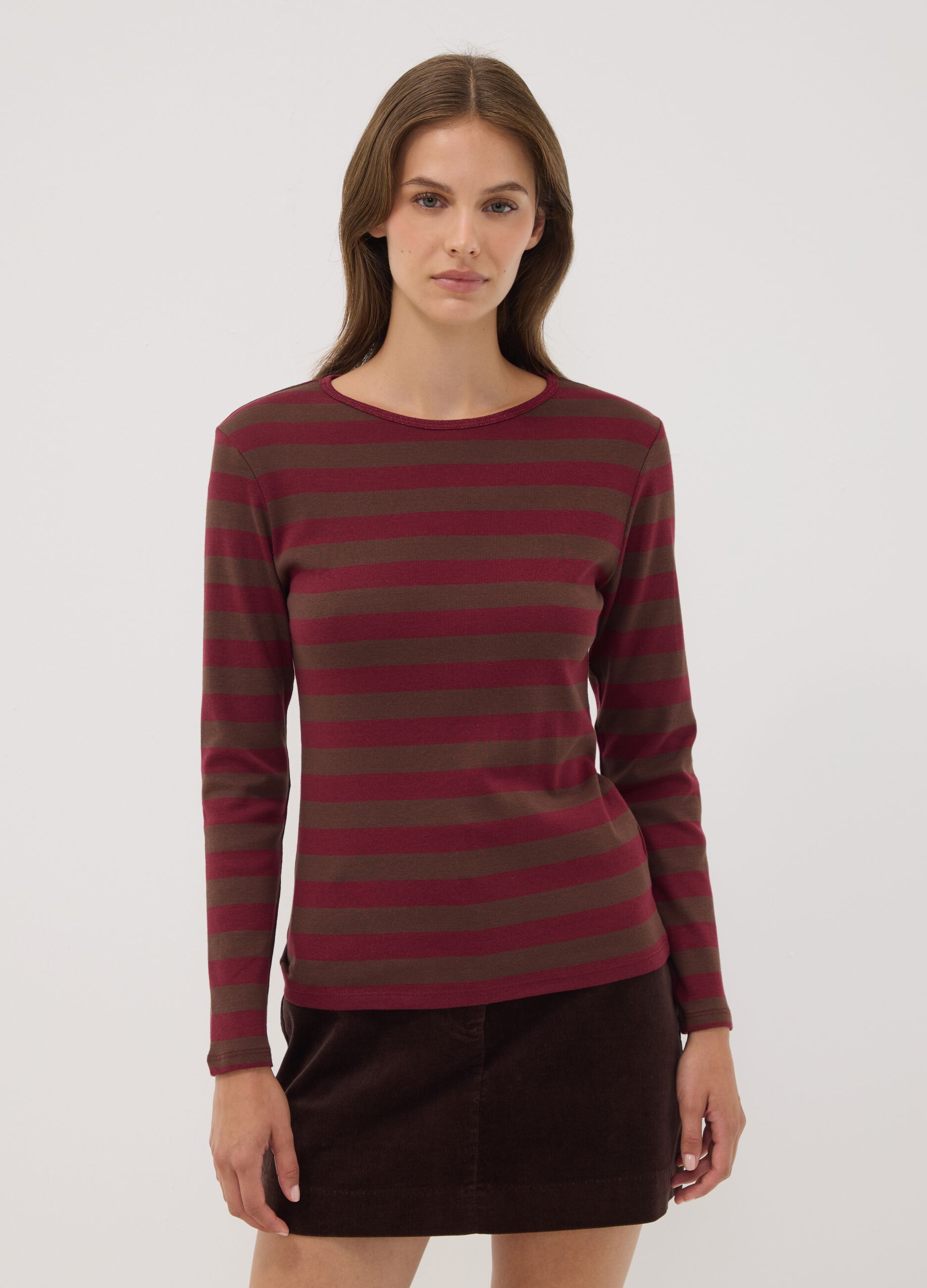 T-shirt marrone a righe in puro cotone con girocollo