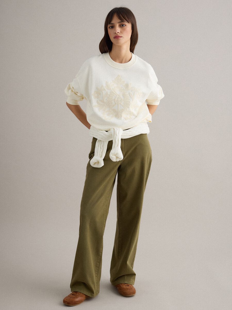 White cotton blend crew neck jumper regular fit with floral embroidery_1