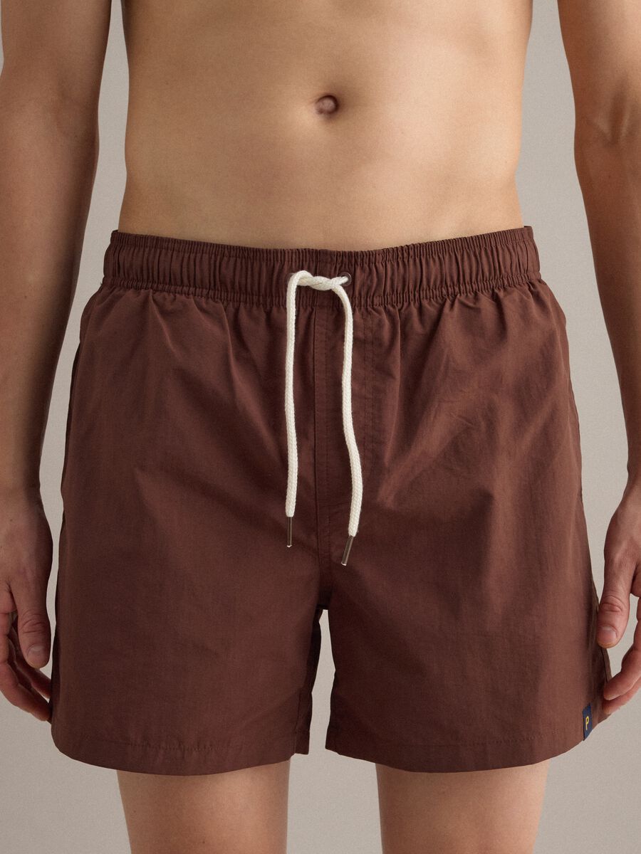 Boxer da mare marrone con vita elasticizzata e coulisse_2