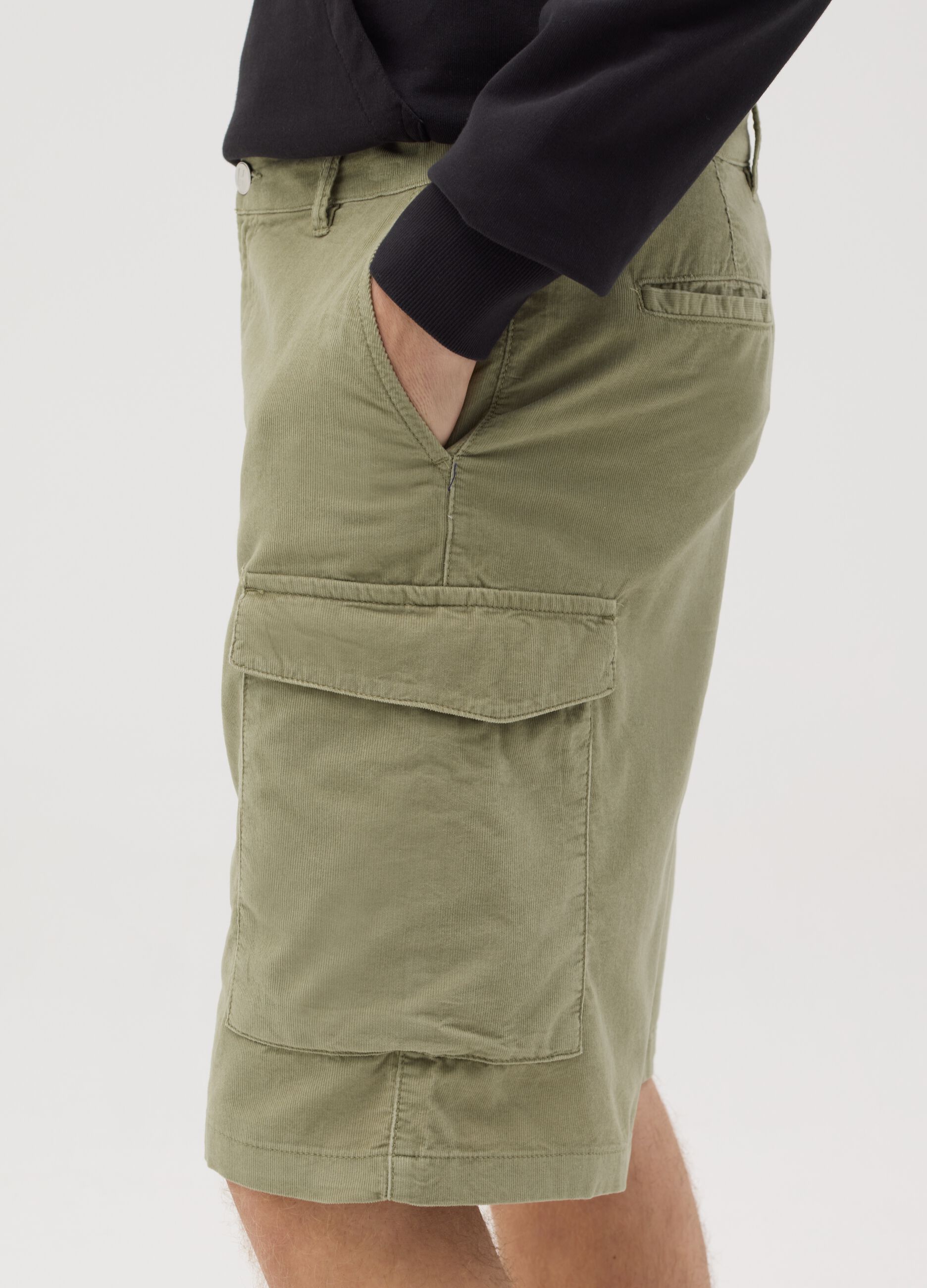 Green cargo Bermuda shorts in cotton