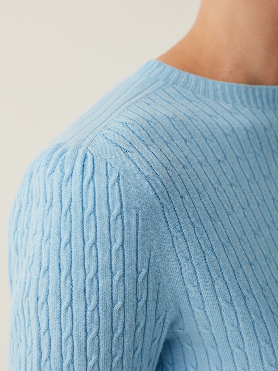 Pullover con lavorazione a trecce_3