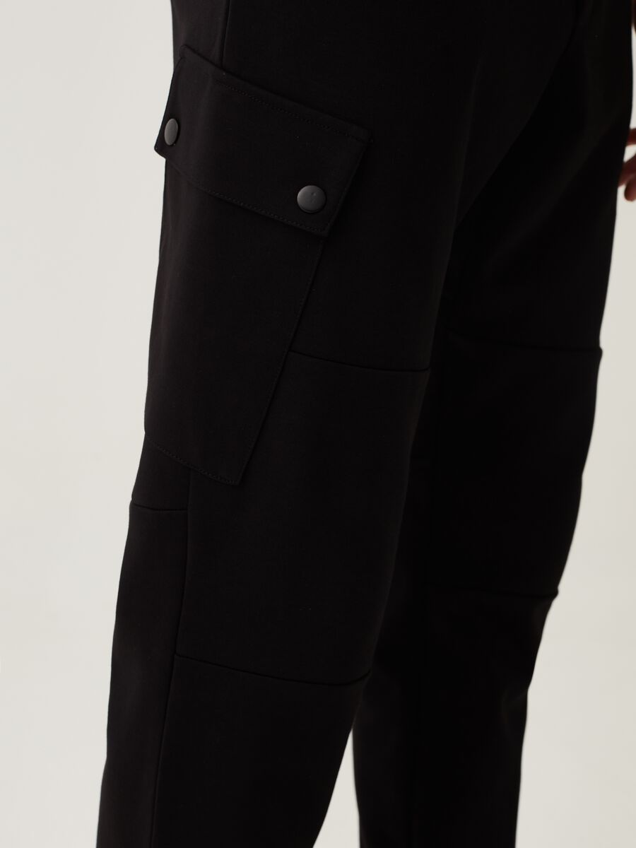 LESS IS BETTER Joggers cargo in pile_3