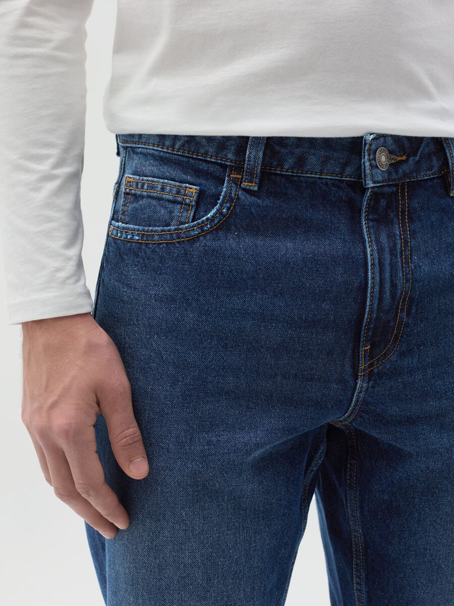 Relaxed-fit jeans with fading_2