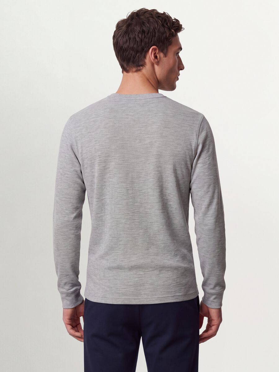 T-shirt grigia in misto viscosa a nido d'ape regular fit_2