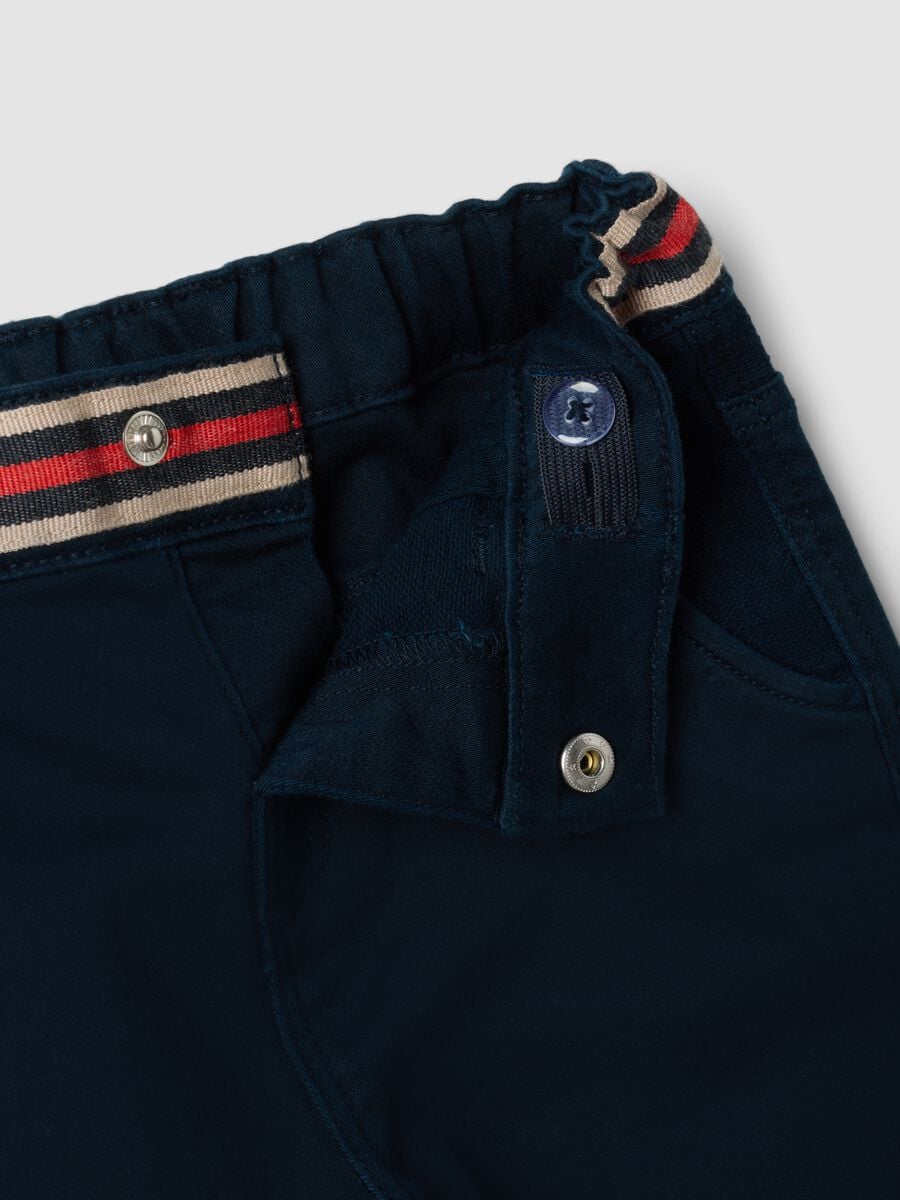 Pantaloni blu in cotone elasticizzato con vita elasticizzata per bimbo_2