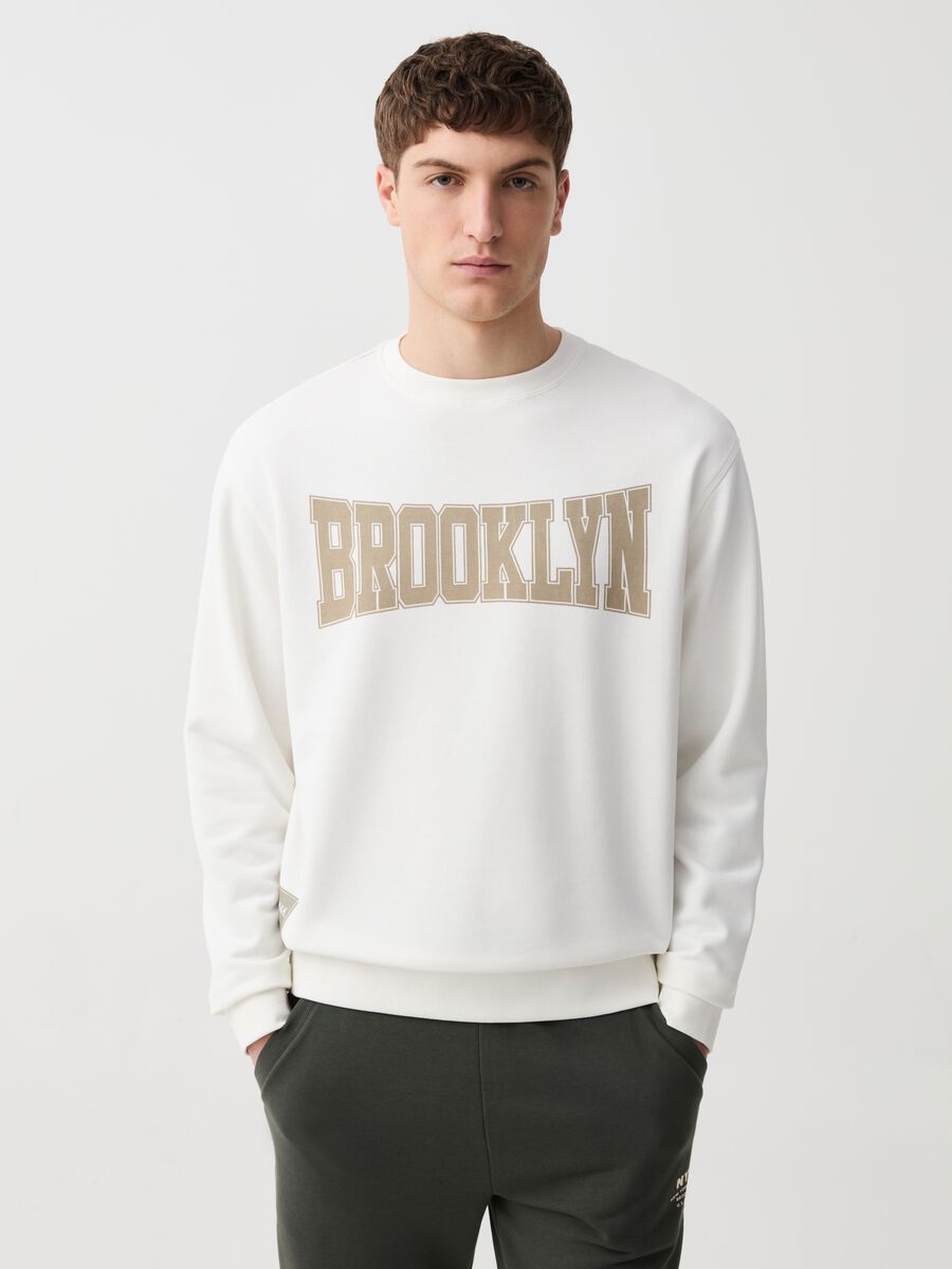 Round neck sweatshirt with print_0