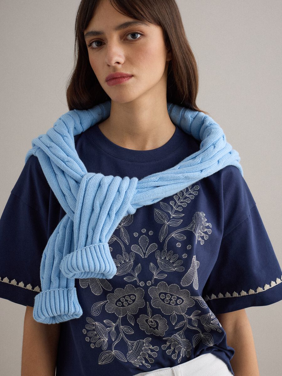 T-shirt in puro cotone blu boxy fit con ricamo_0