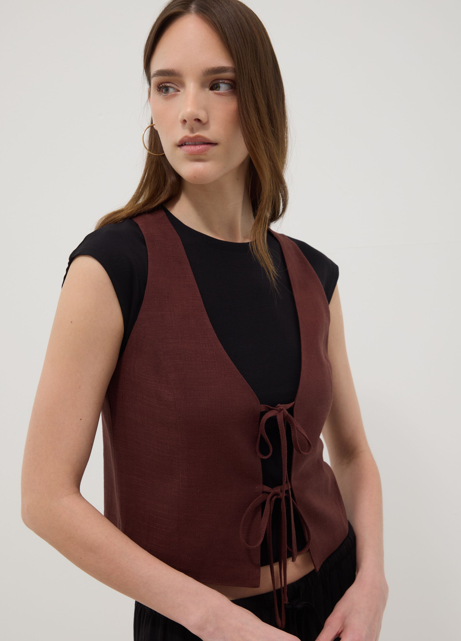 Gilet marrone in misto viscosa e lino regular fit