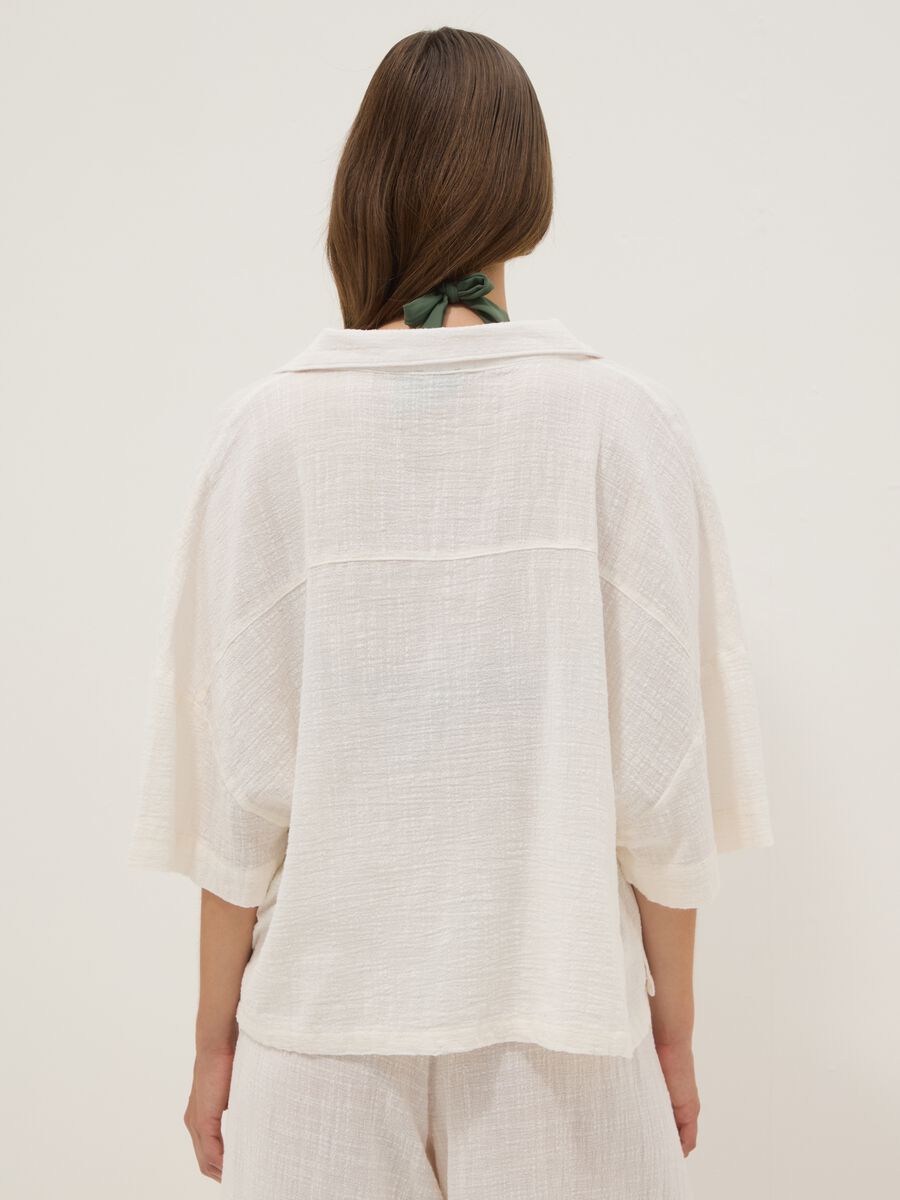 Short white pure cotton kaftan with V-neck_3