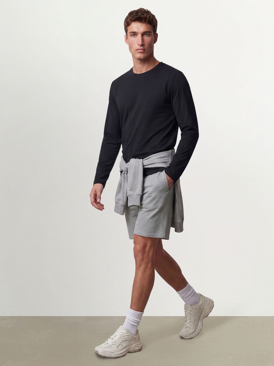T-shirt nera a maniche lunghe in puro cotone organico con girocollo_1