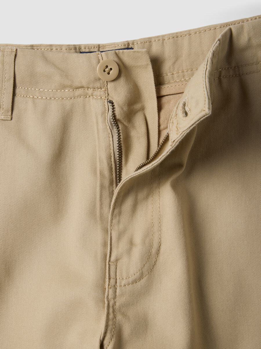 Beige cotton cargo Bermuda shorts, regular fit_5