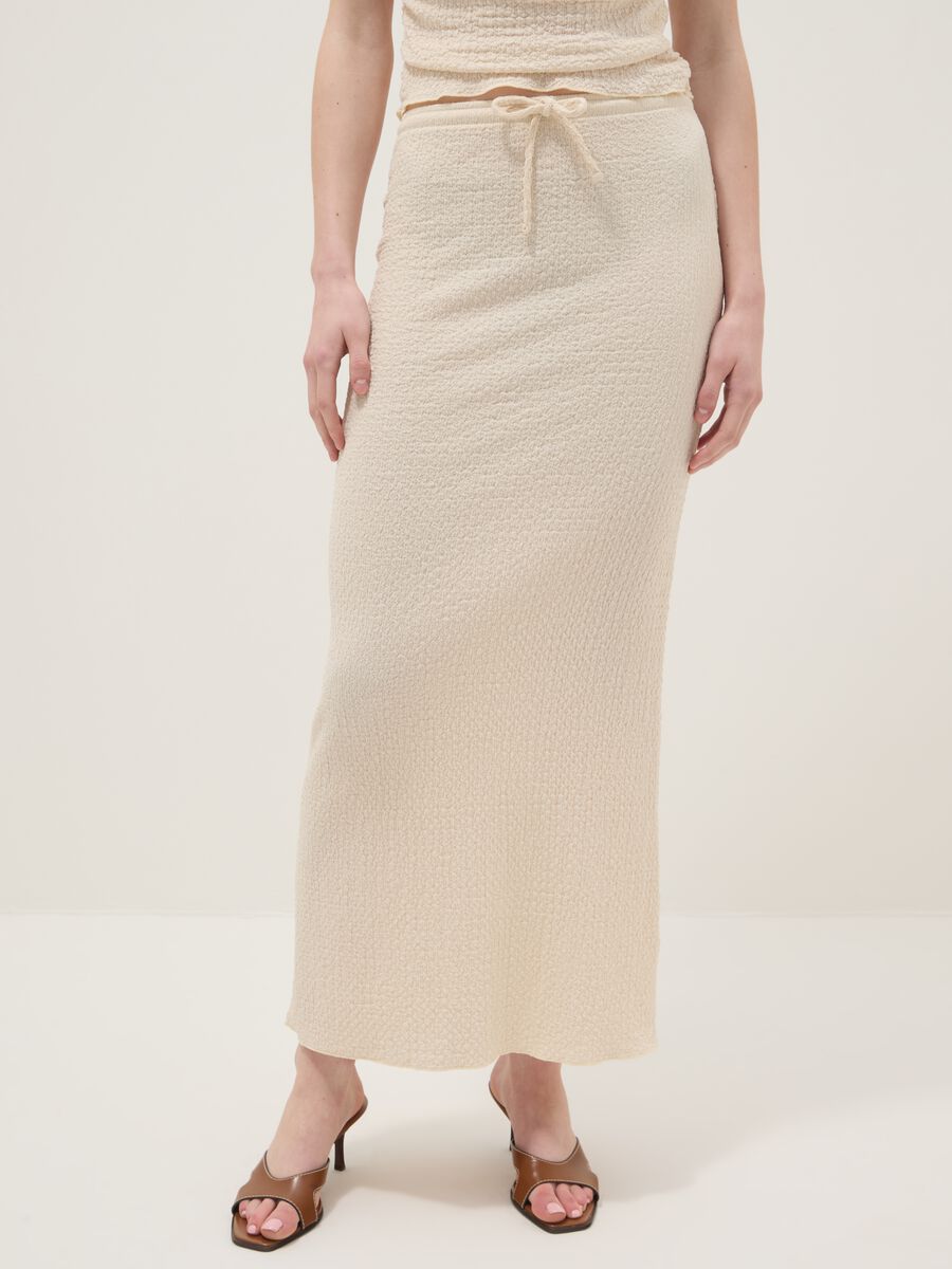 Gonna lunga beige in tessuto elasticizzato con texture mossa_1