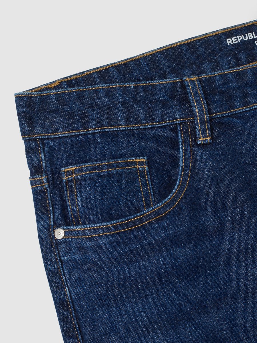 Blue cotton blend regular fit jeans_5