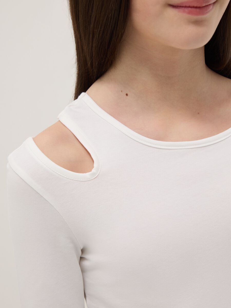 Maglia in misto cotone bianca da ragazza slim fit con scollo a barca_2