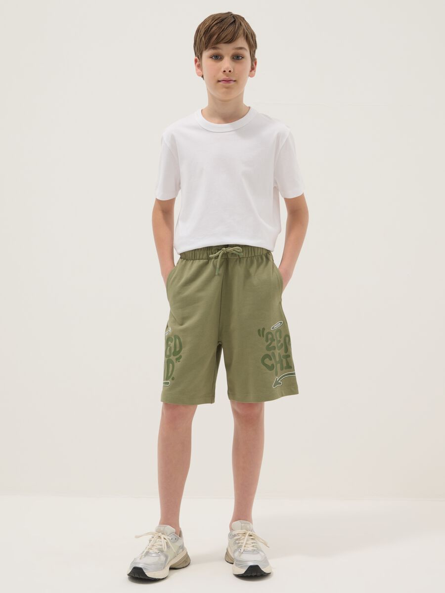 Shorts verdi in puro cotone da ragazzo oversize fit con stampe_0