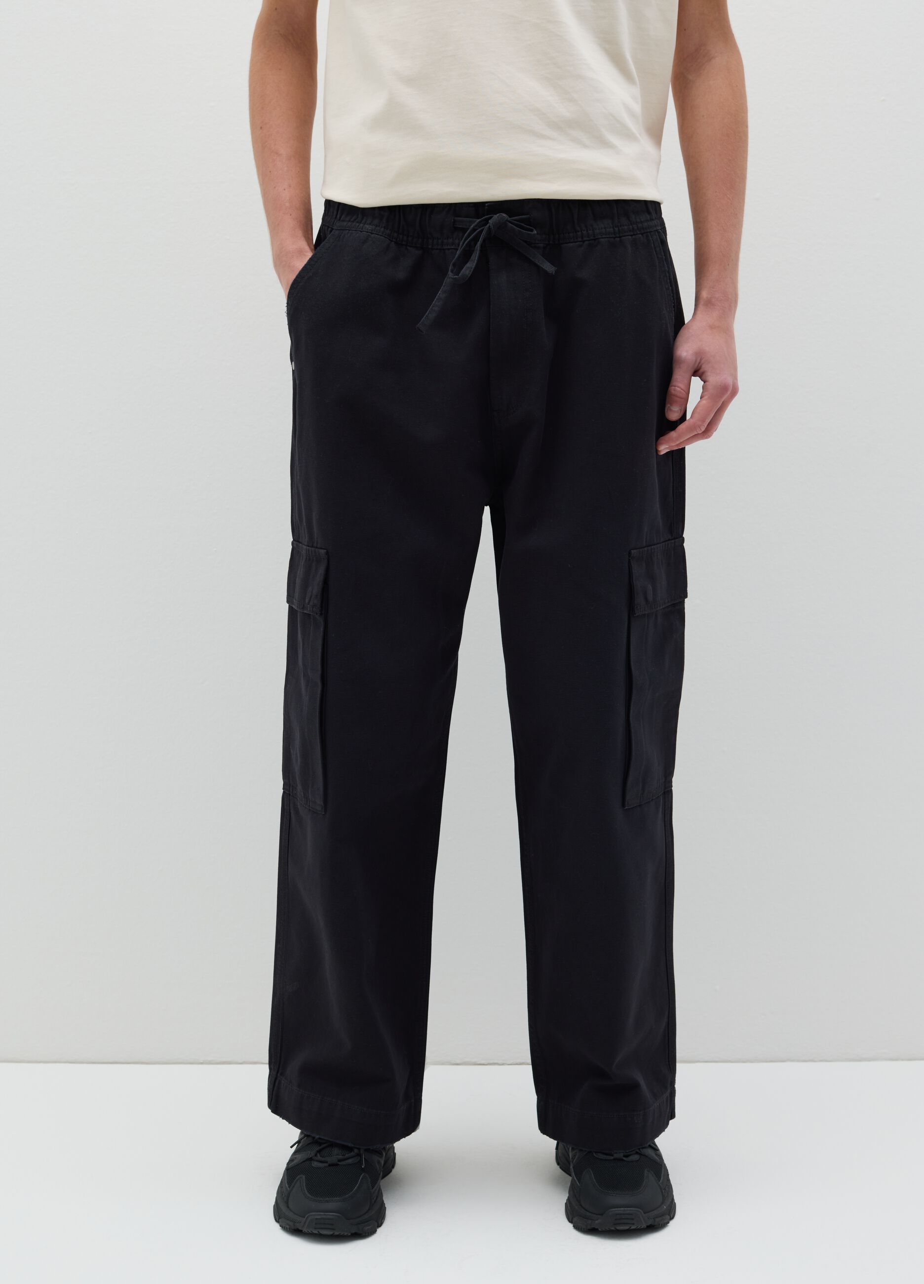 Wide-leg cargo joggers with drawstring