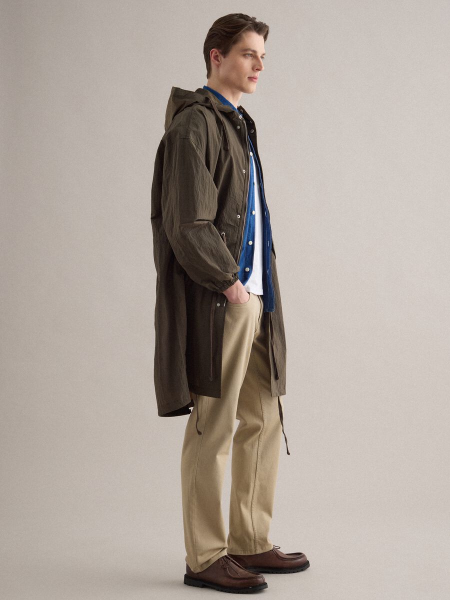 Giacca parka marrone regular fit con zip completa e cappuccio_0