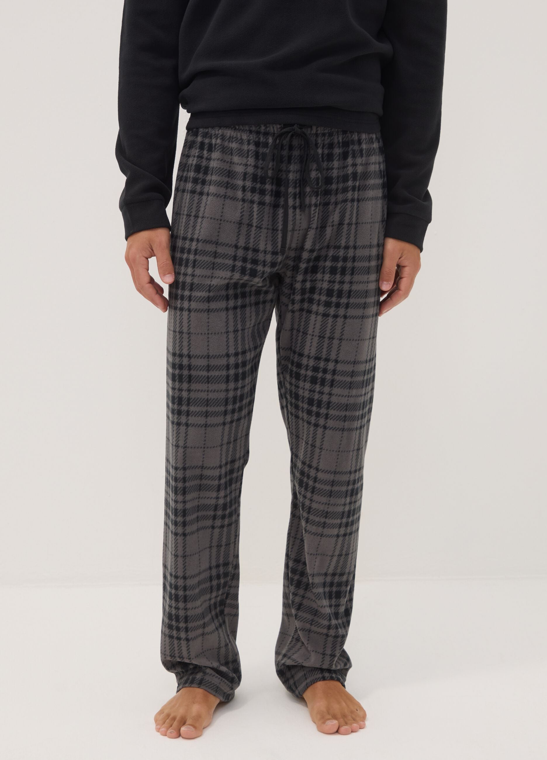 Pigiama grigio antracite con girocollo e pantaloni a quadri regular fit