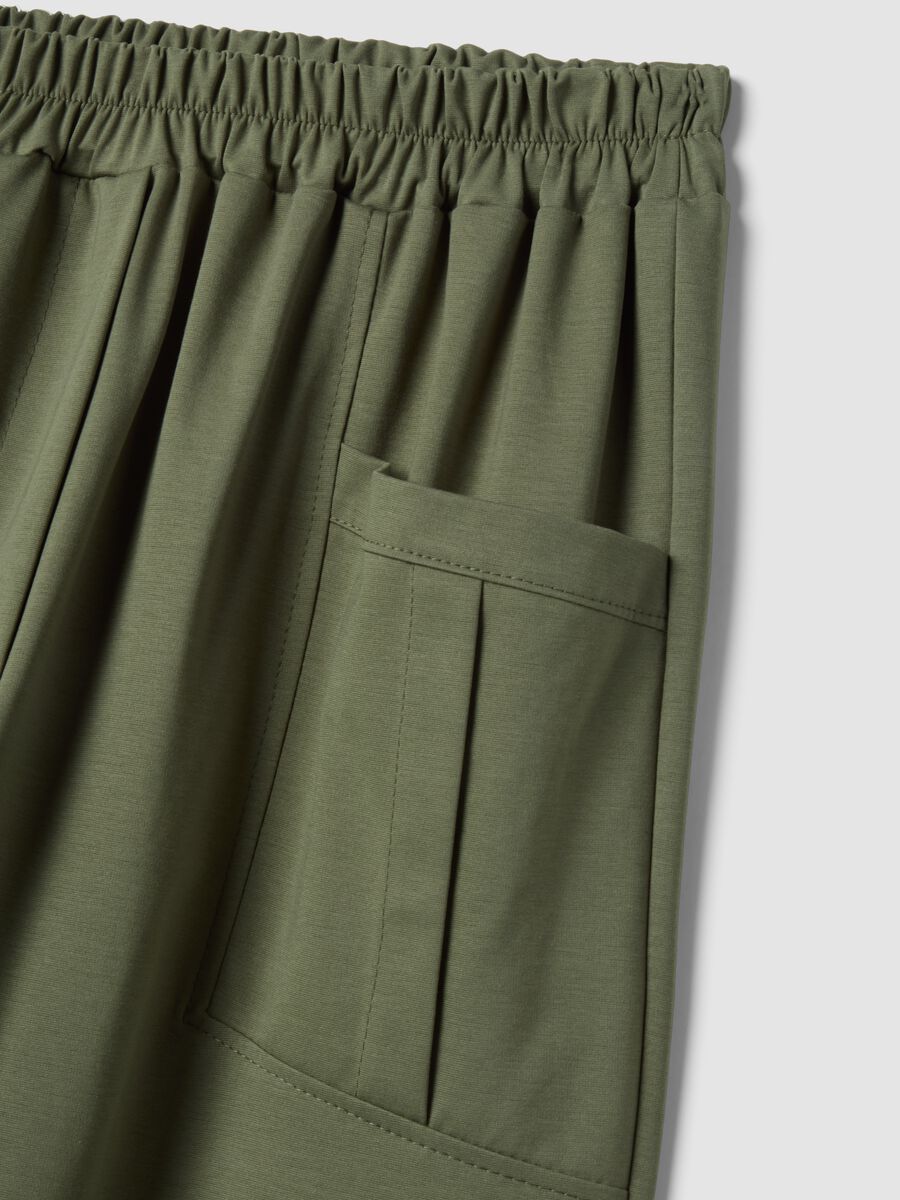 Pantaloni verdi in cotone elasticizzato con fascia elastica in vita regular fit_1