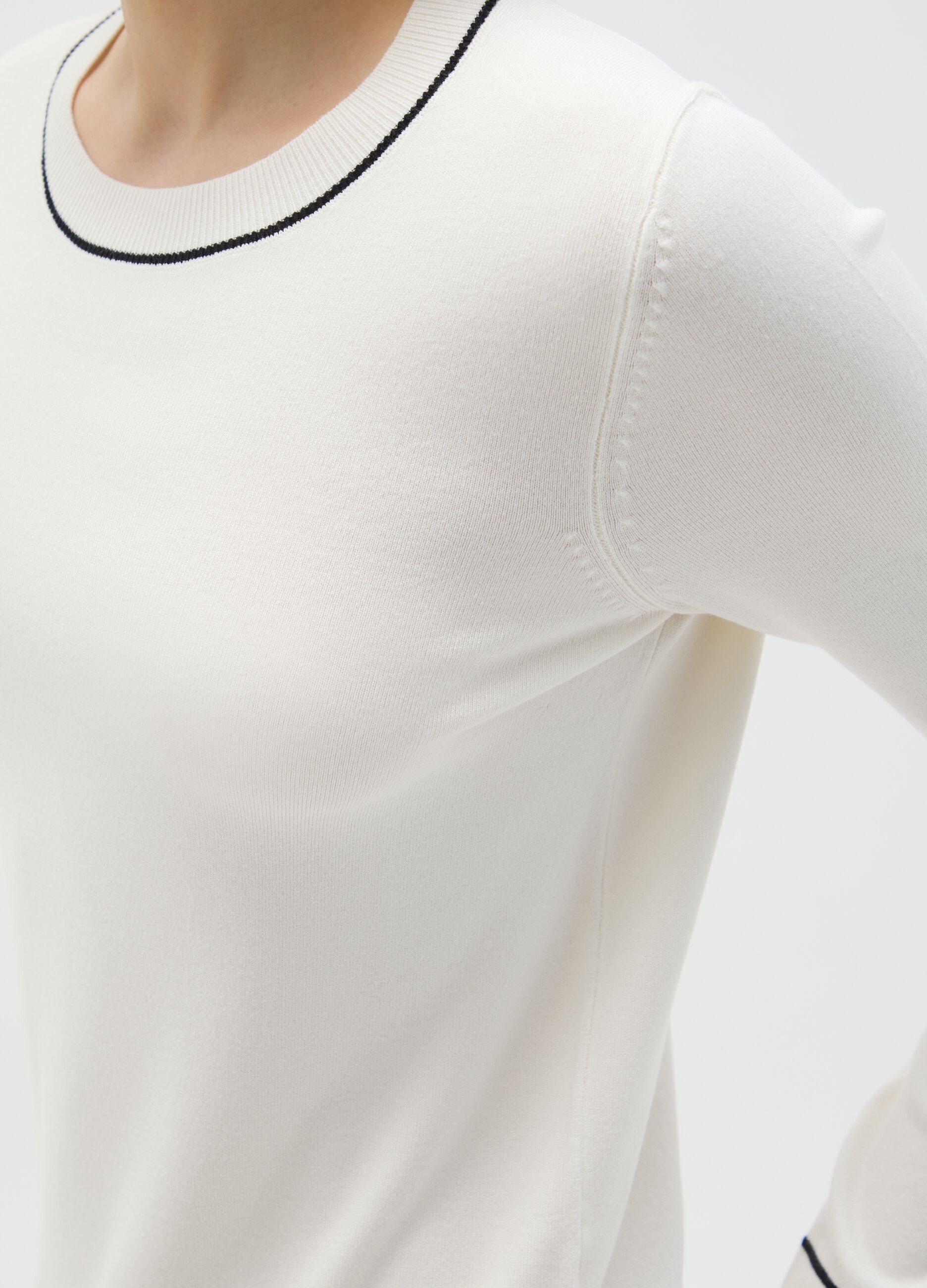 Maglione bianco con scollo rotondo