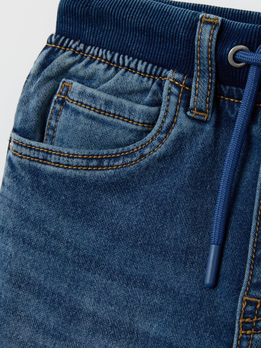 Jeans da bambino in misto cotone blu elasticizzato_3