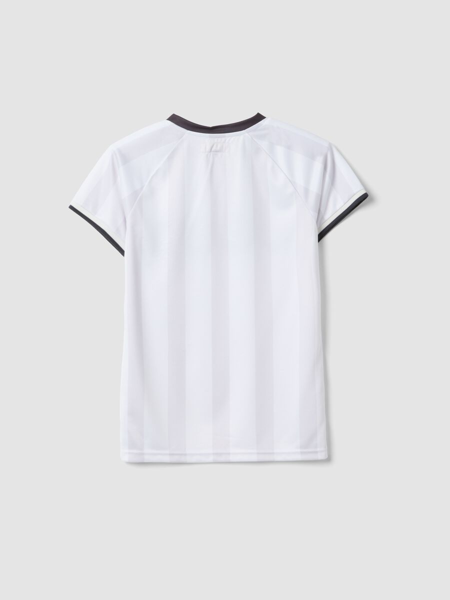 T-shirt sportiva bianca da bambino con righe verticali e logo Jeep_4