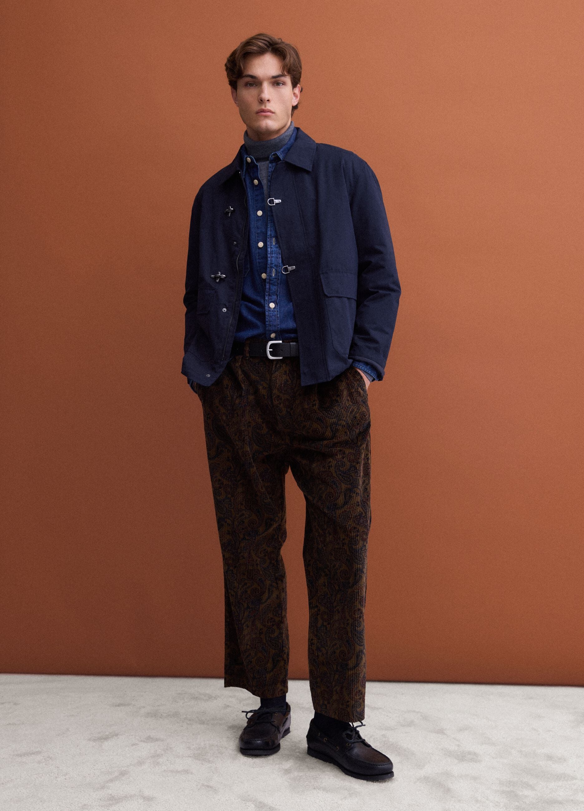 Pantaloni chino marroni in puro cotone con stampa paisley baggy fit