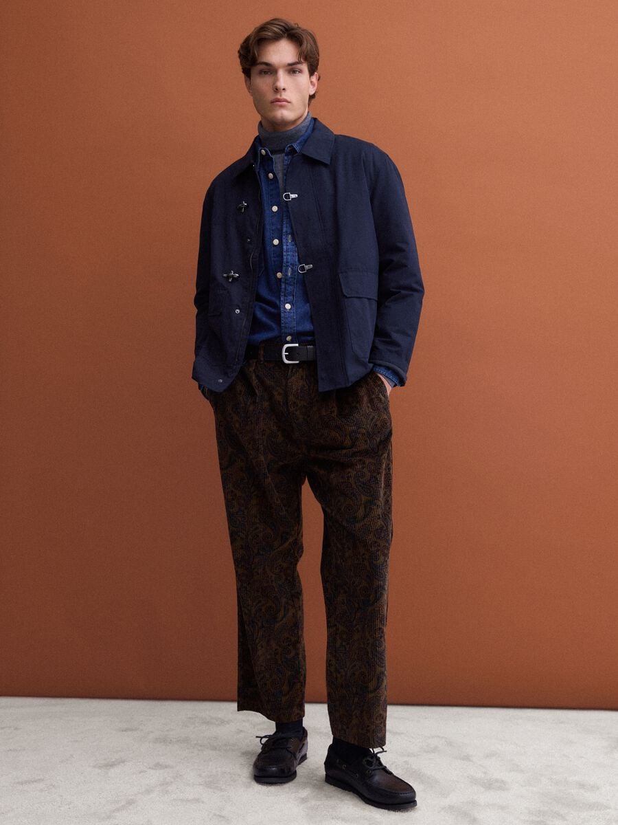 Pantaloni chino marroni in puro cotone con stampa paisley baggy fit_0