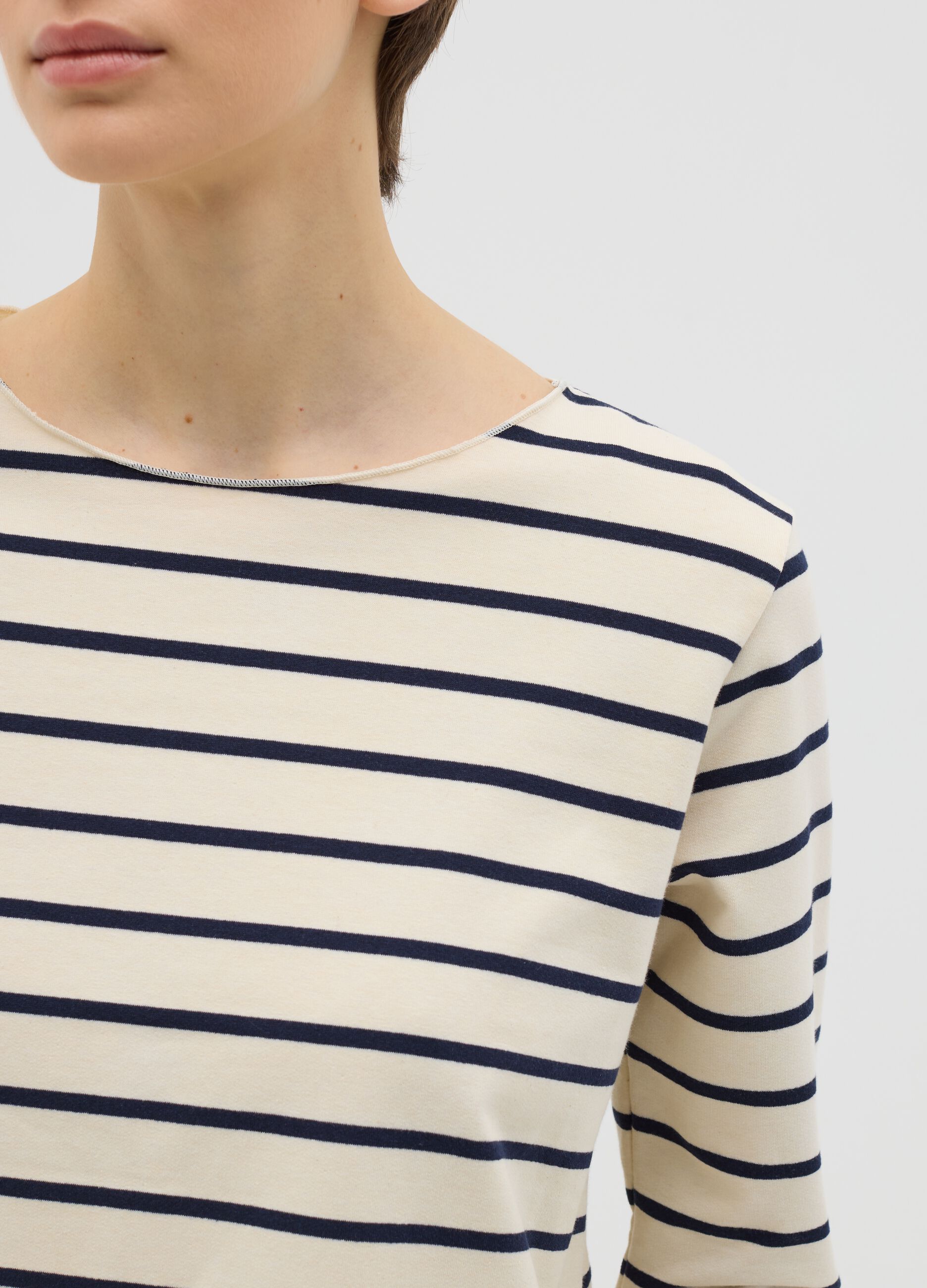 T-shirt bianca e blu in cotone a righe 
