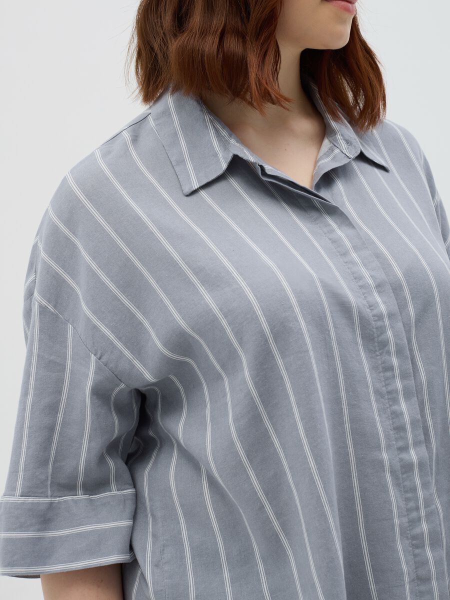 Curvy grey pinstriped shirt with kimono sleeves_2
