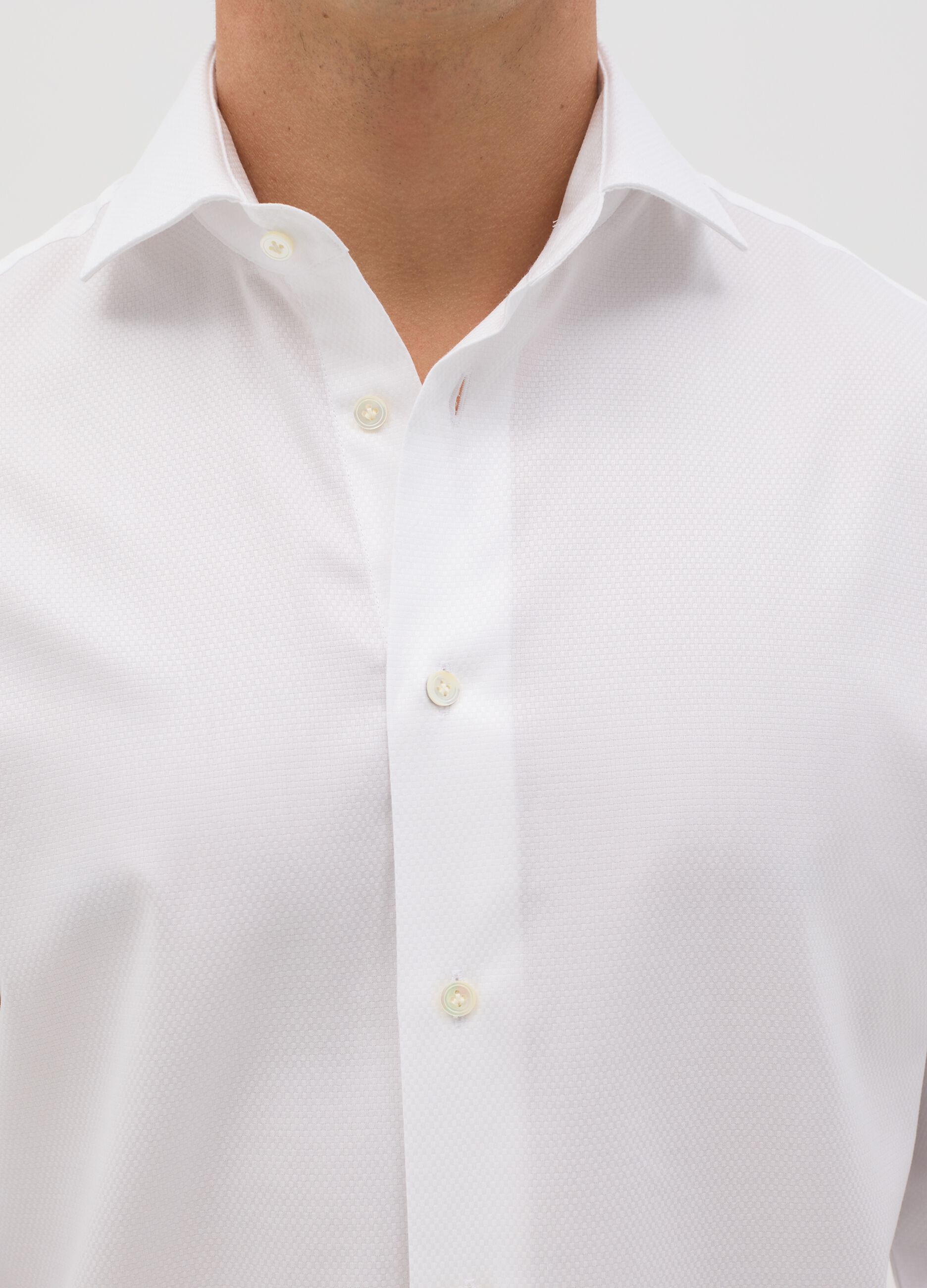 Men’s white regular-fit shirt in 100% cotton with cutaway collar