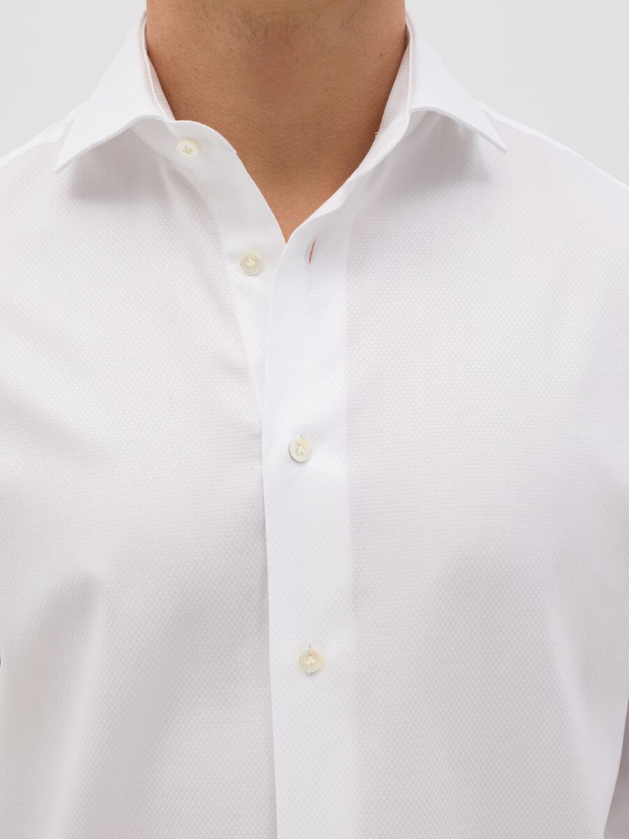 Men’s white regular-fit shirt in 100% cotton with cutaway collar_2