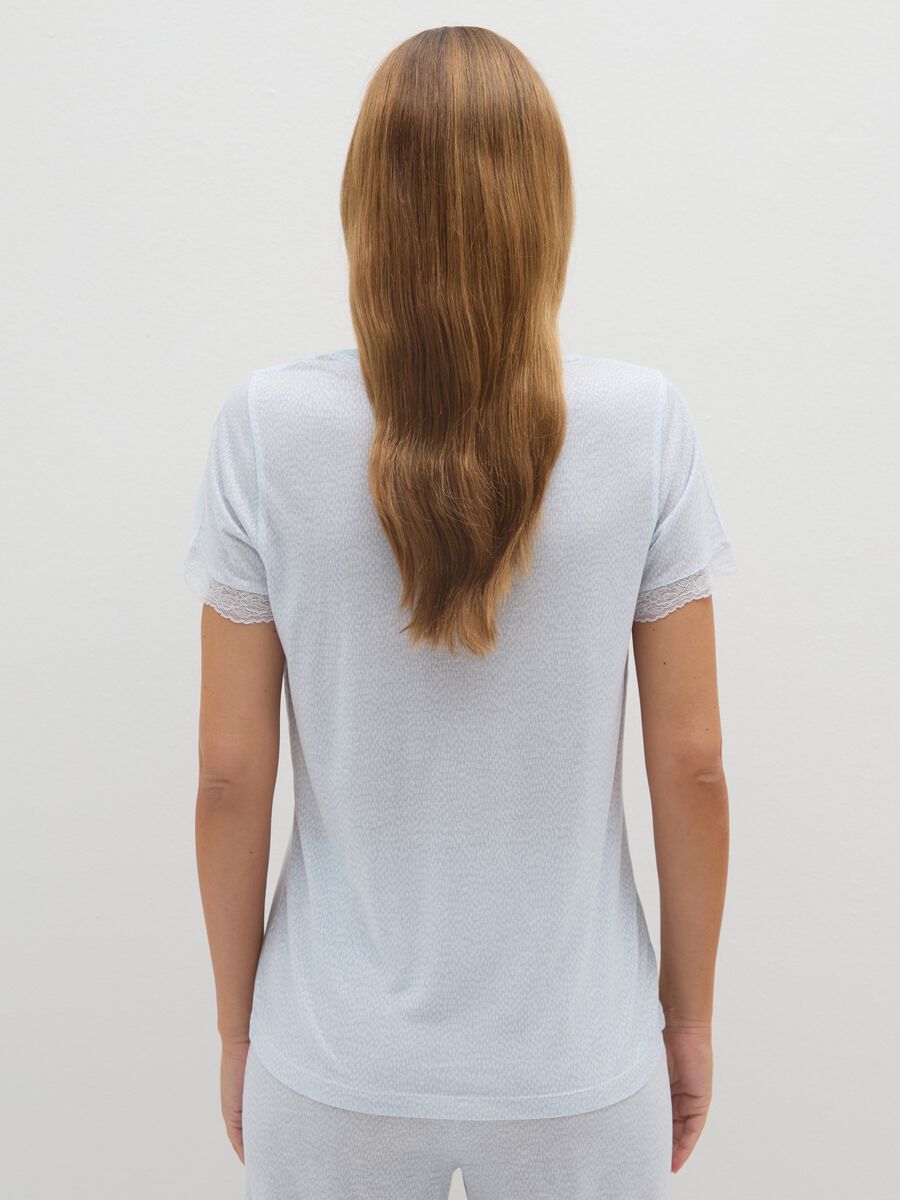 T-shirt pigiama in viscosa con fantasia bianca e azzurra_2