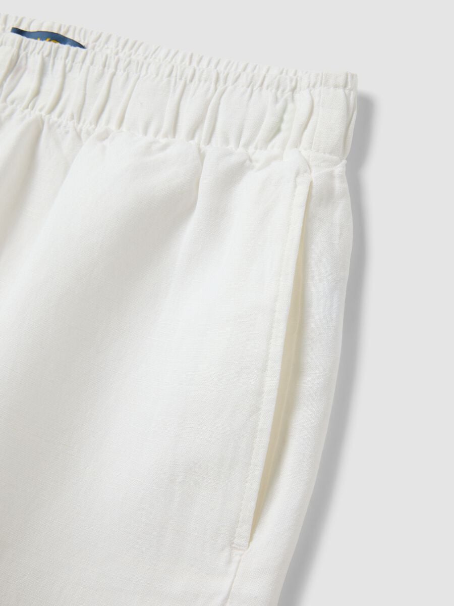 Shorts bianchi in misto lino e viscosa con vita elasticizzata regular fit_5