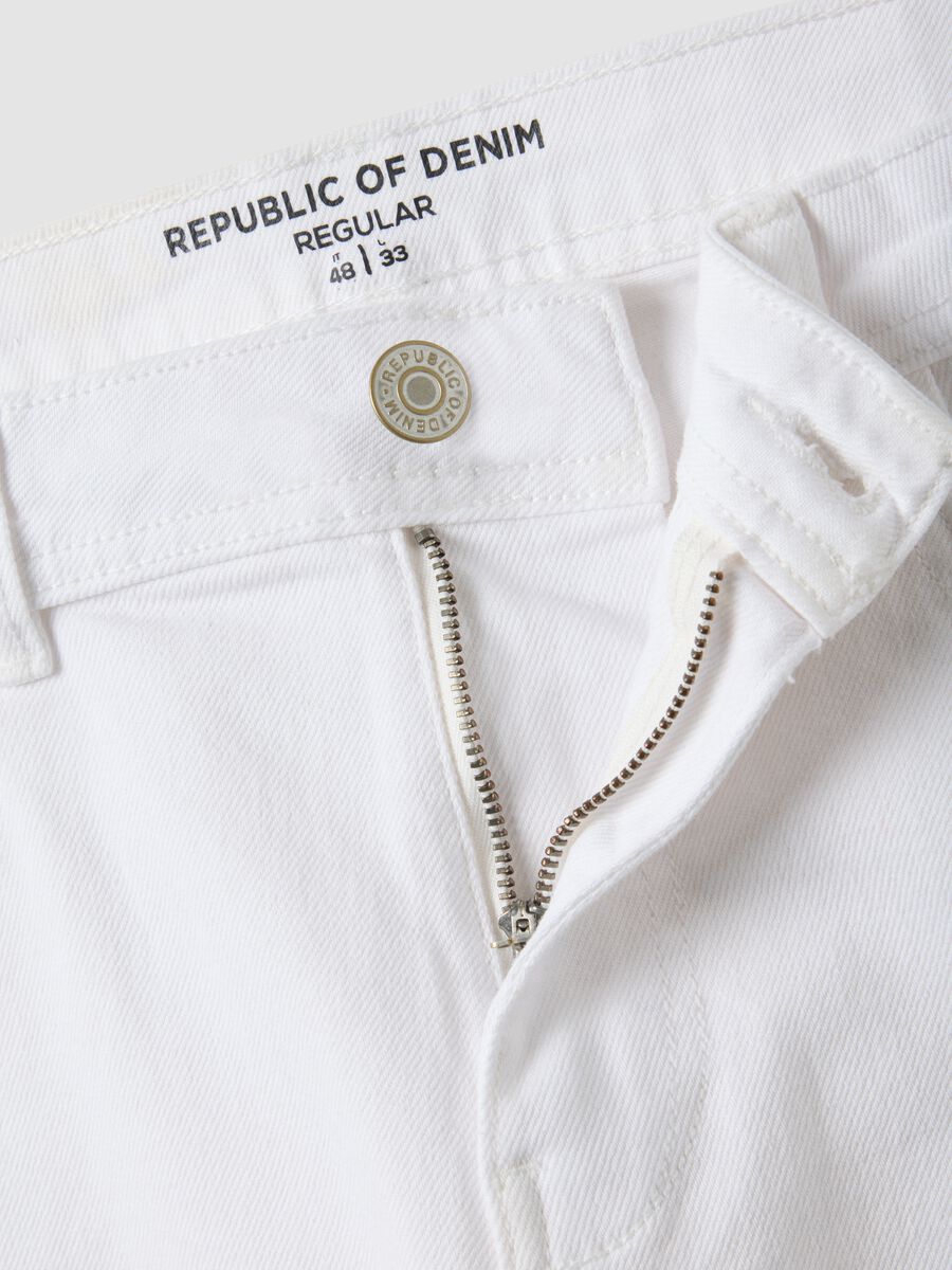 White denim Bermuda shorts in stretch cotton, regular fit_5