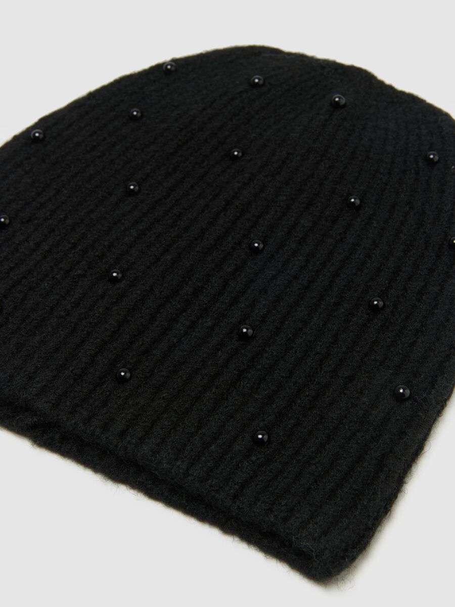 Black knitted beanie with beads_2