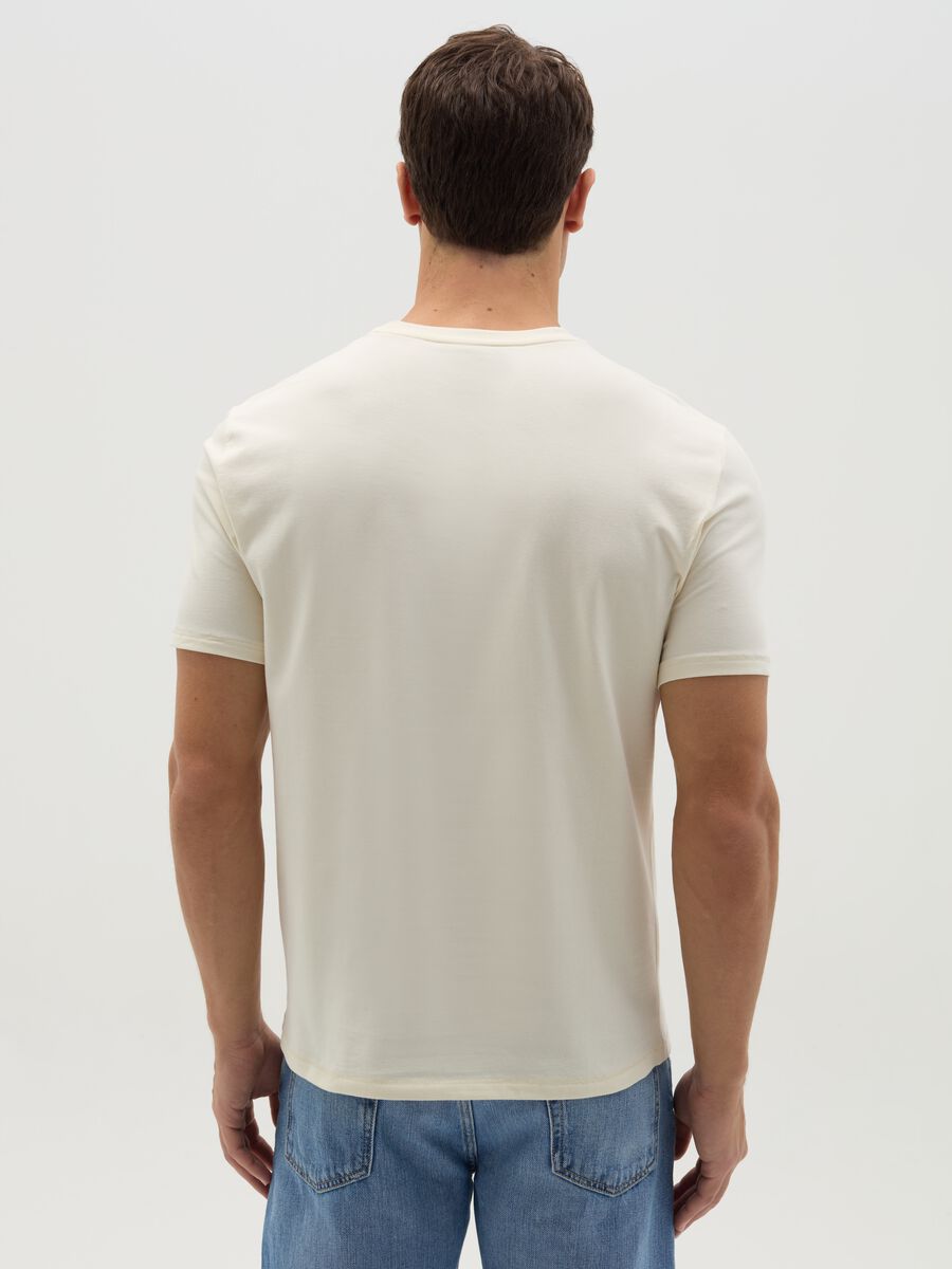 Slim-fit T-shirt in stretch cotton with V neck_2