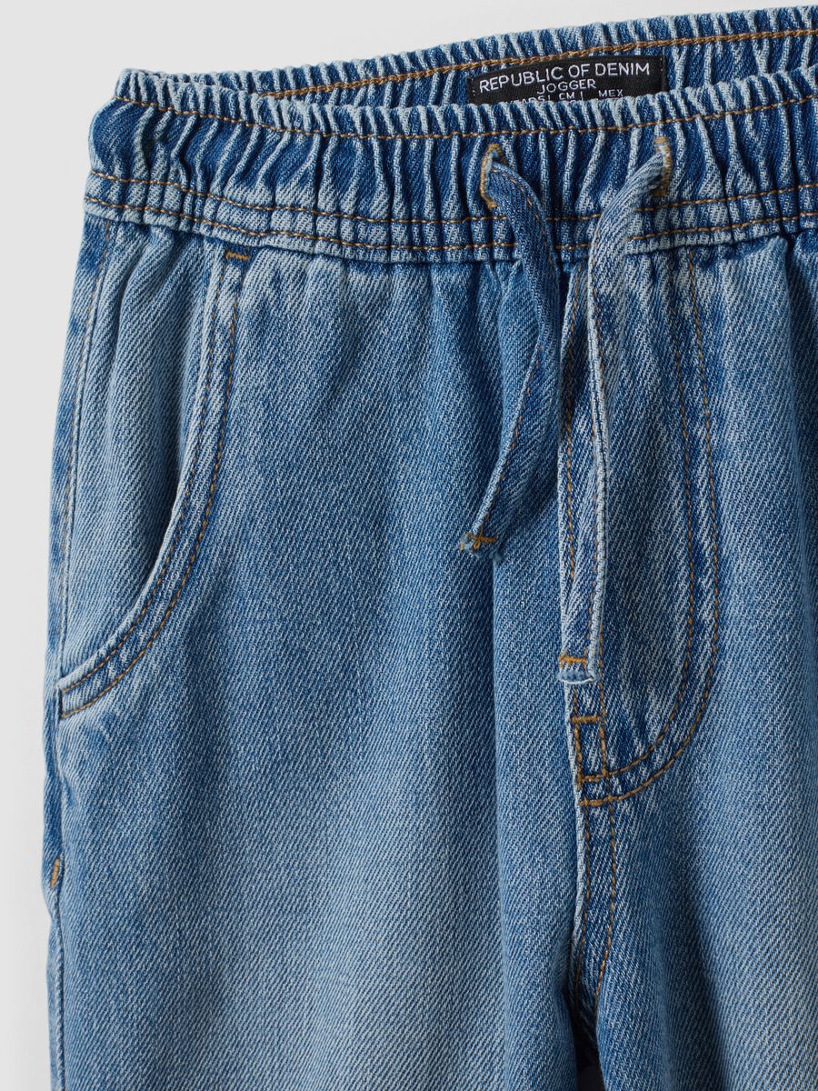 Jogger blu chiaro in misto cotone e viscosa con coulisse per bambino_2