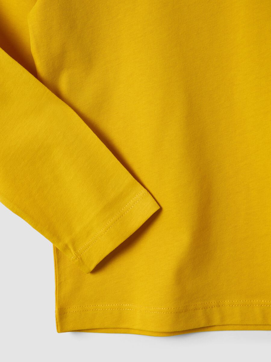 T-shirt gialla in misto cotone e viscosa con stampa college per bambino_3