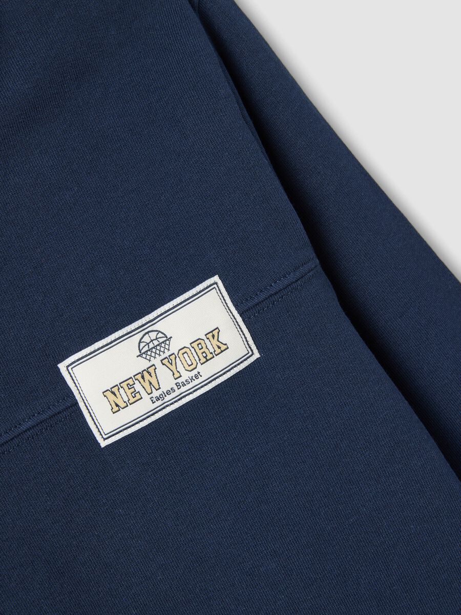 Felpa blu in puro cotone organico relaxed fit con stampa per bambino_2