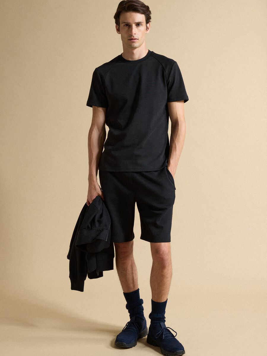 T-shirt nera in misto cotone traspirante e ad asciugatura rapida_2