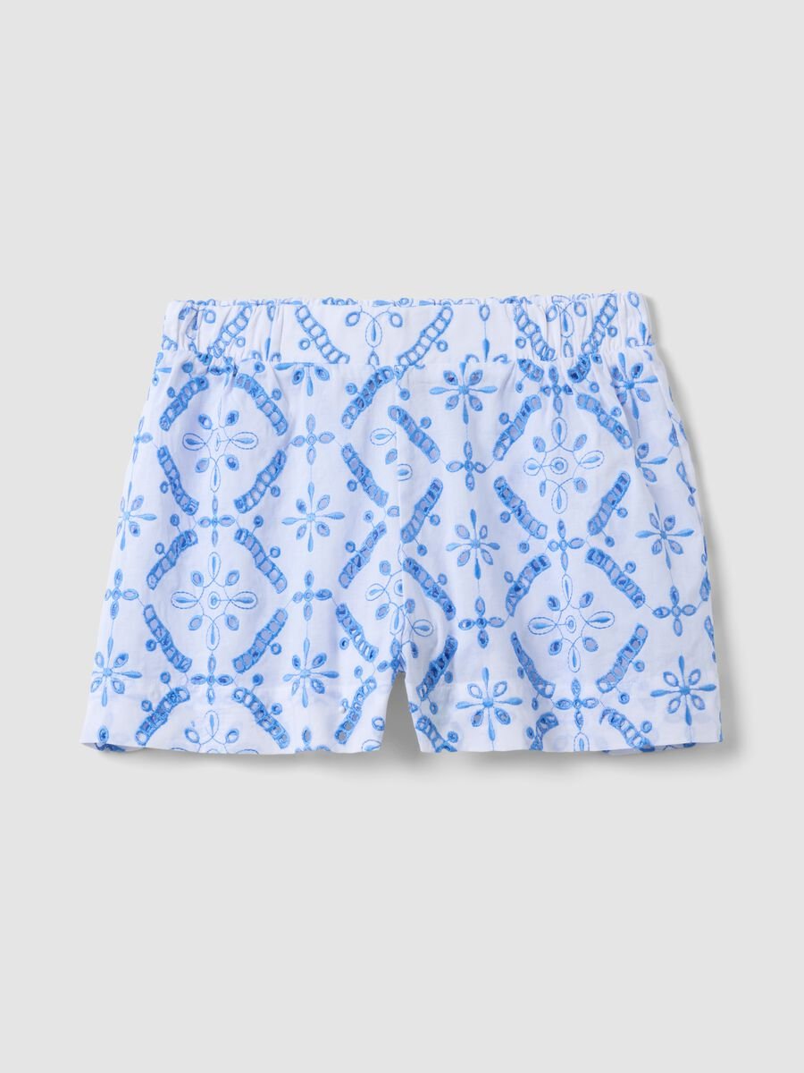 Shorts bianchi in cotone organico con ricami azzurri_0