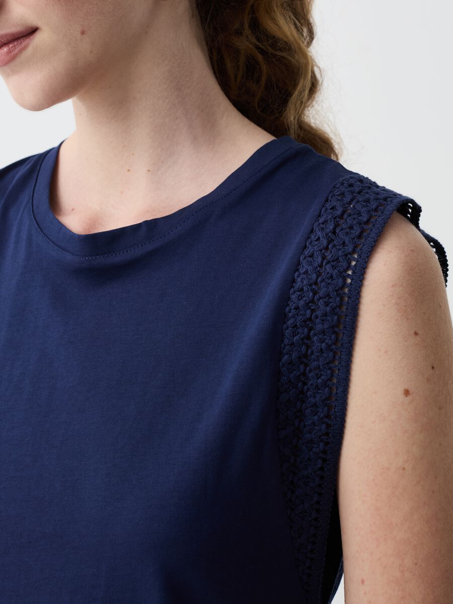 Sleeveless top with embroidered trims_0