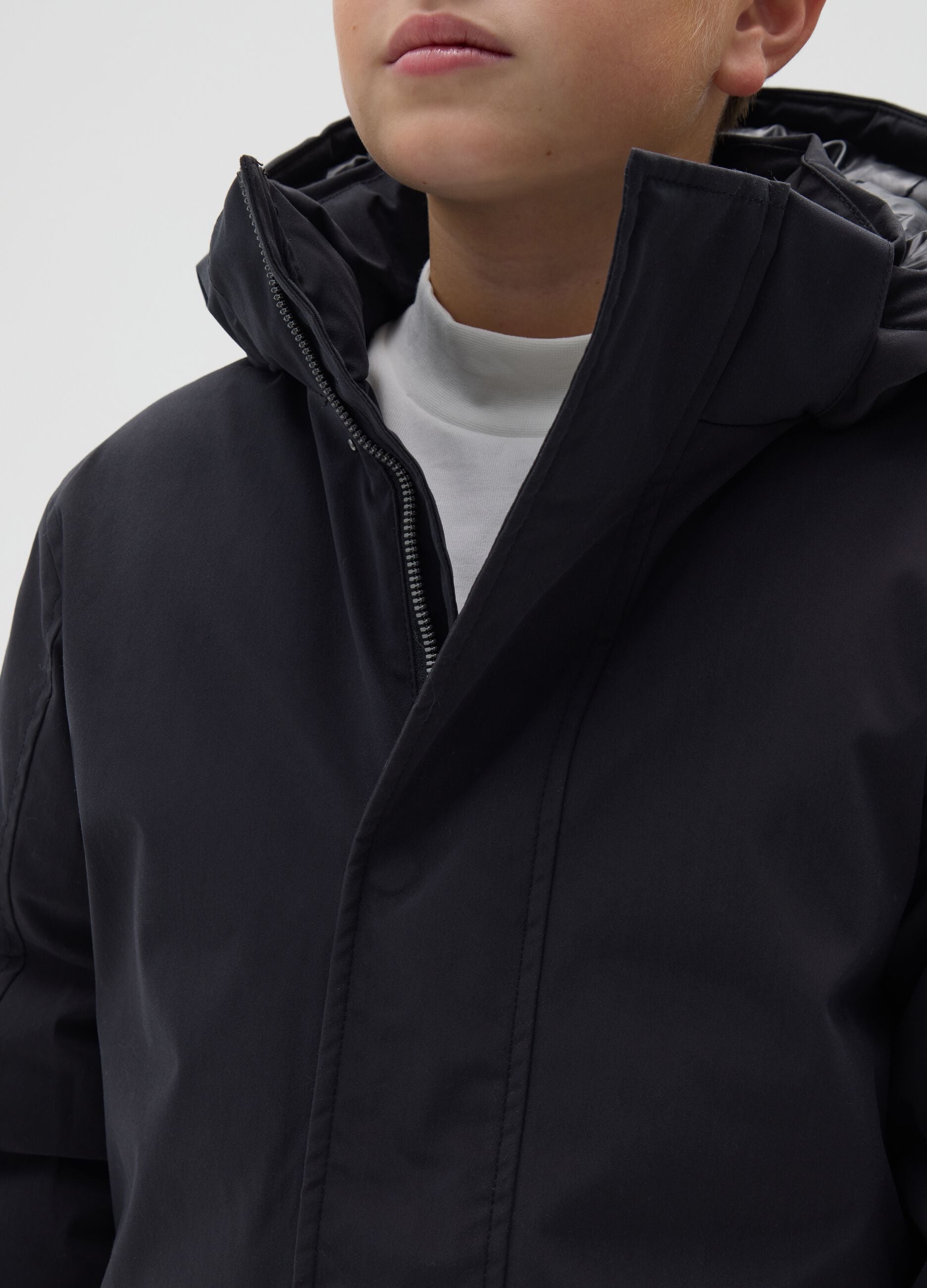 Giubbotto nero imbottito con cappuccio da ragazzo regular fit